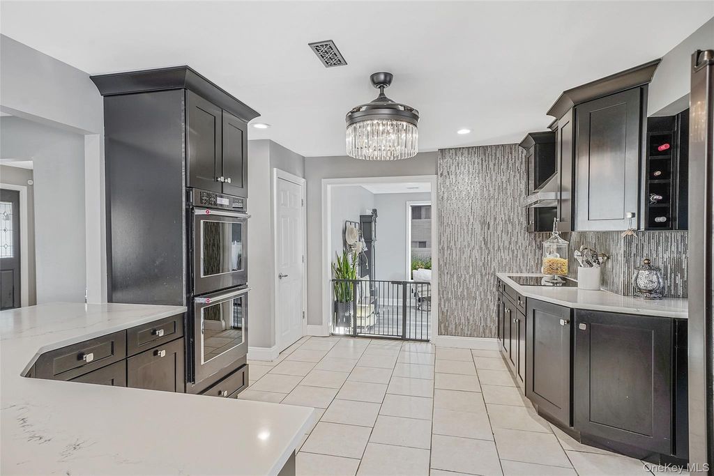 11 Susan Court, Deer Park, NY 11729 — photo 4
