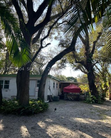 661 NE 164th Ter, Miami, FL 33162