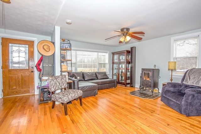 88 South St, Agawam, MA 01001