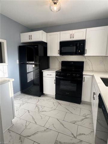 519 Brookside Court, Kernersville, NC 27284