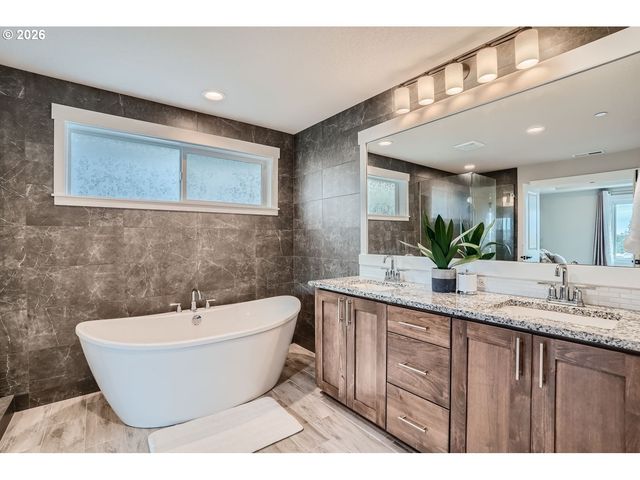8935 N JUNIPER Cir, Camas, WA 98607