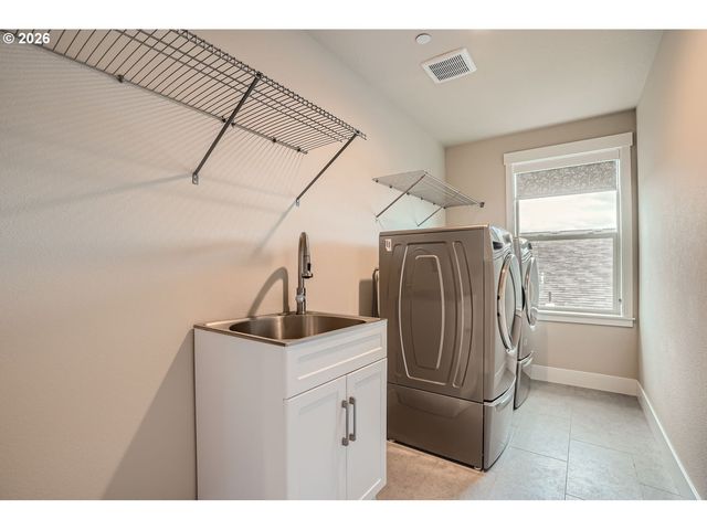 8935 N JUNIPER Cir, Camas, WA 98607