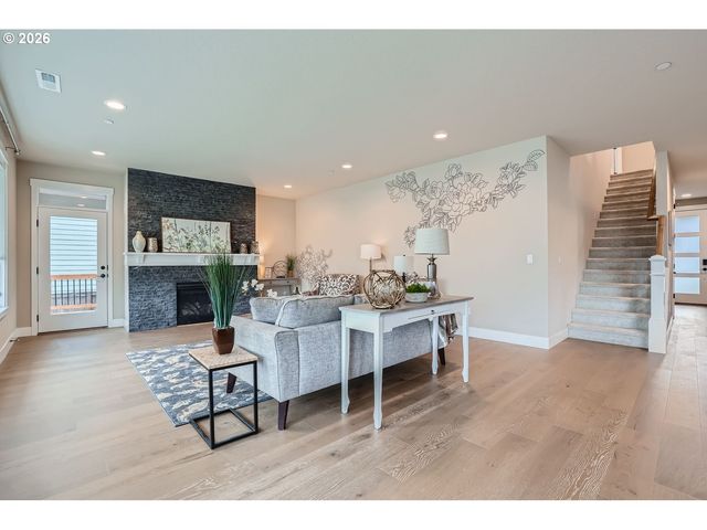 8935 N JUNIPER Cir, Camas, WA 98607