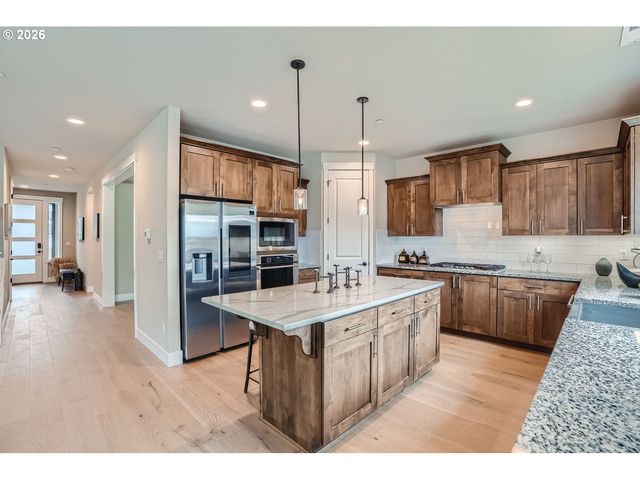 8935 N JUNIPER Cir, Camas, WA 98607