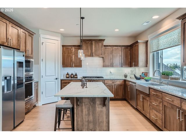 8935 N JUNIPER Cir, Camas, WA 98607