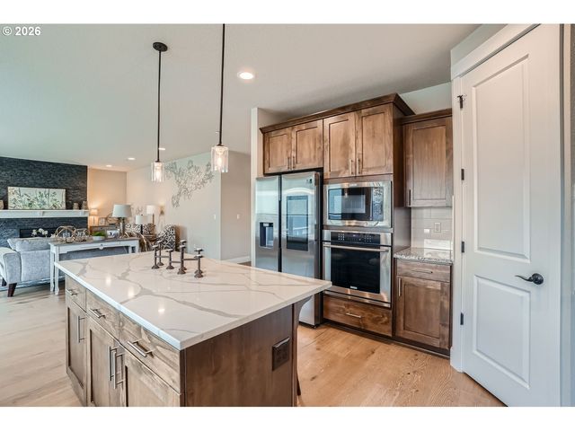 8935 N JUNIPER Cir, Camas, WA 98607