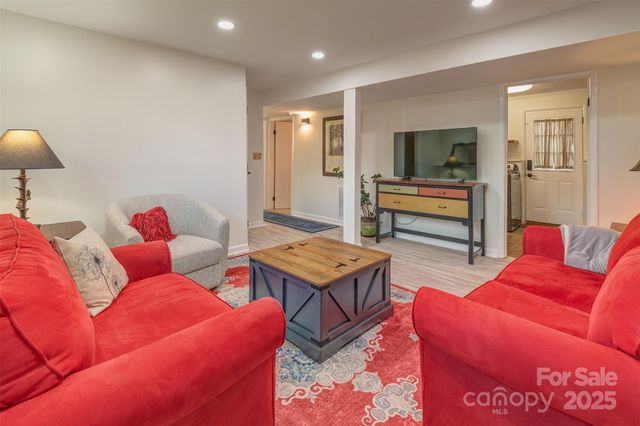 1 Parkway Loop Road, Asheville, NC 28803