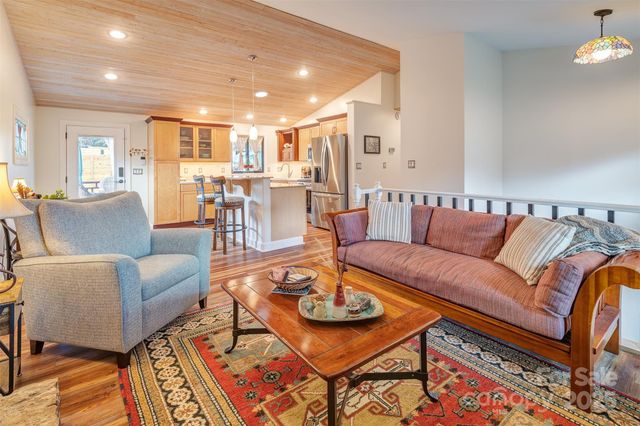 1 Parkway Loop Road, Asheville, NC 28803