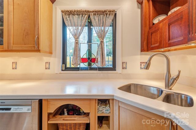 1 Parkway Loop Road, Asheville, NC 28803