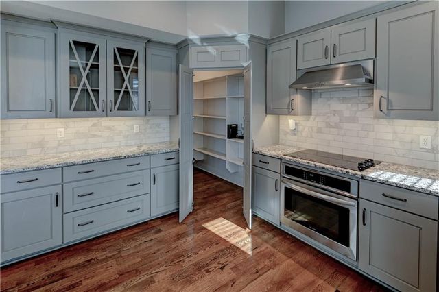 1907 NE Parks Summit Boulevard, Lee's Summit, MO 64064