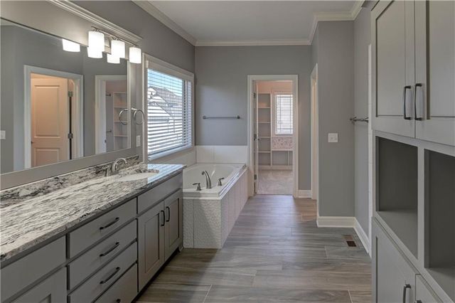 1907 NE Parks Summit Boulevard, Lee's Summit, MO 64064