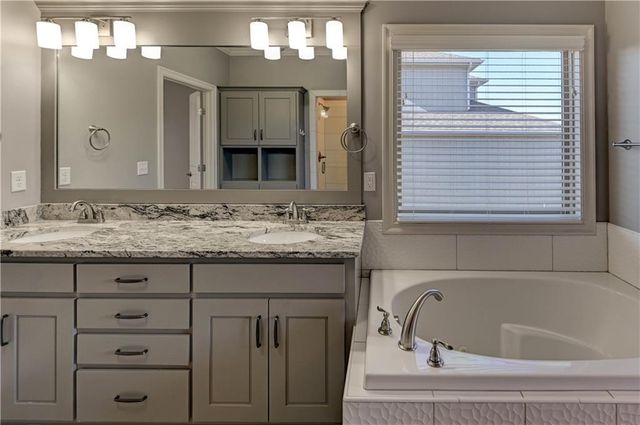 1907 NE Parks Summit Boulevard, Lee's Summit, MO 64064