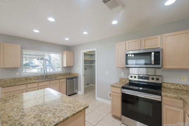 9839 DIAMOND CLIFF DR, Helotes, TX 78023