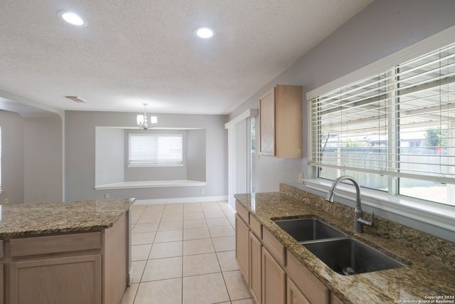 9839 DIAMOND CLIFF DR, Helotes, TX 78023