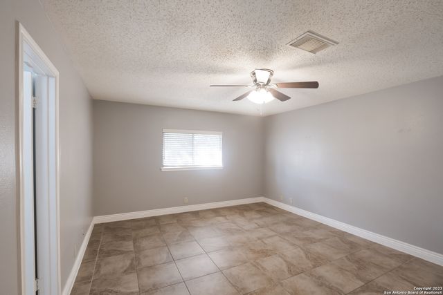 9839 DIAMOND CLIFF DR, Helotes, TX 78023