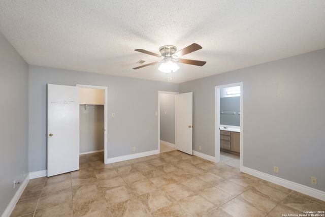 9839 DIAMOND CLIFF DR, Helotes, TX 78023