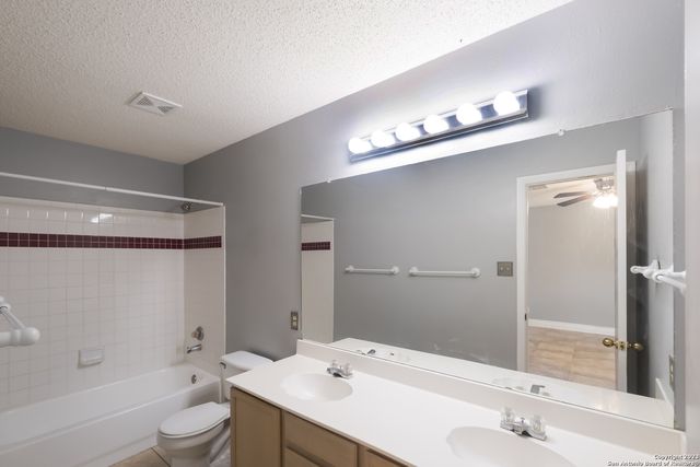 9839 DIAMOND CLIFF DR, Helotes, TX 78023