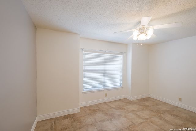 9839 DIAMOND CLIFF DR, Helotes, TX 78023