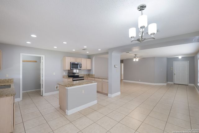 9839 DIAMOND CLIFF DR, Helotes, TX 78023