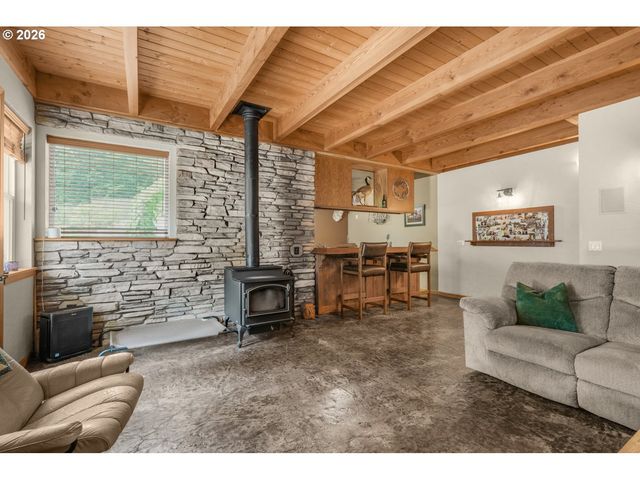 21626 GLAZE Rd, Veneta, OR 97487