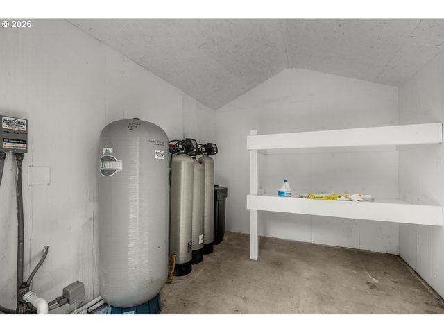 21626 GLAZE Rd, Veneta, OR 97487