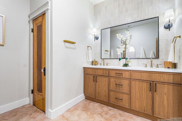 339 W Elsmere Pl, San Antonio, TX 78212