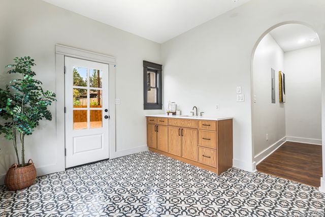 339 W Elsmere Pl, San Antonio, TX 78212