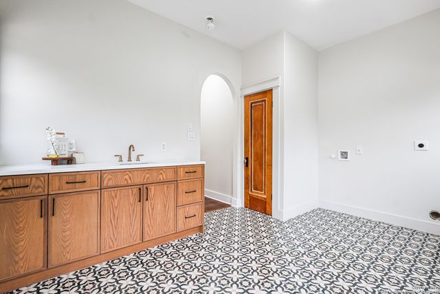 339 W Elsmere Pl, San Antonio, TX 78212