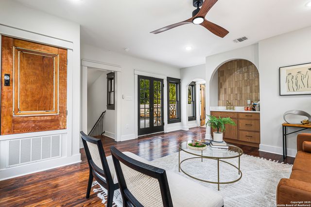 339 W Elsmere Pl, San Antonio, TX 78212