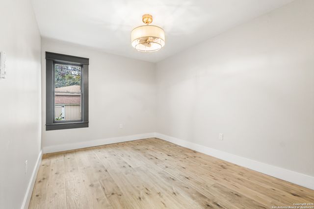 339 W Elsmere Pl, San Antonio, TX 78212