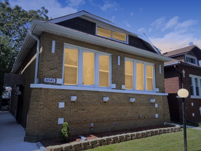 8340 S PAXTON Avenue, Chicago, IL 60617