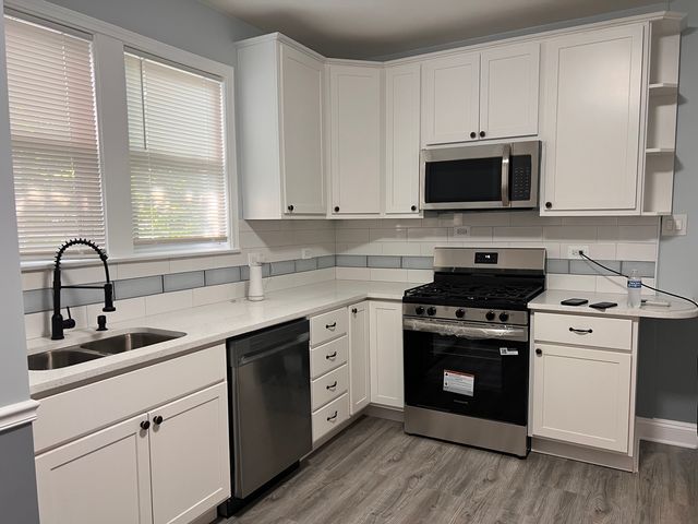 8340 S PAXTON Avenue, Chicago, IL 60617