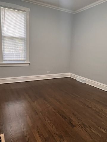 8340 S PAXTON Avenue, Chicago, IL 60617