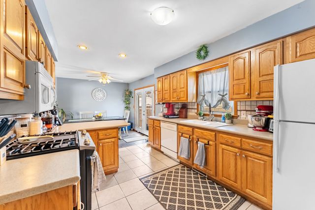 900 14TH Place, Camanche, IA 52730