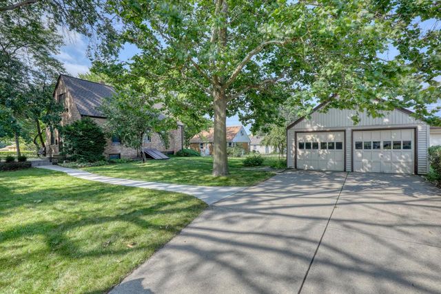 5800 W Howard AVENUE, Milwaukee, WI 53220