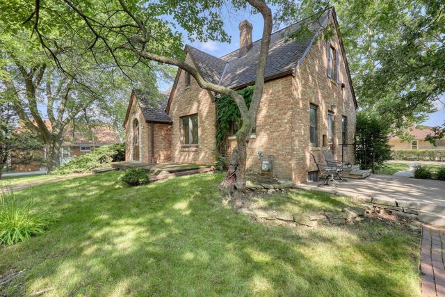 5800 W Howard AVENUE, Milwaukee, WI 53220