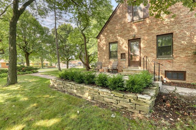 5800 W Howard AVENUE, Milwaukee, WI 53220