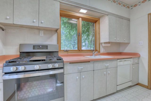 5800 W Howard AVENUE, Milwaukee, WI 53220