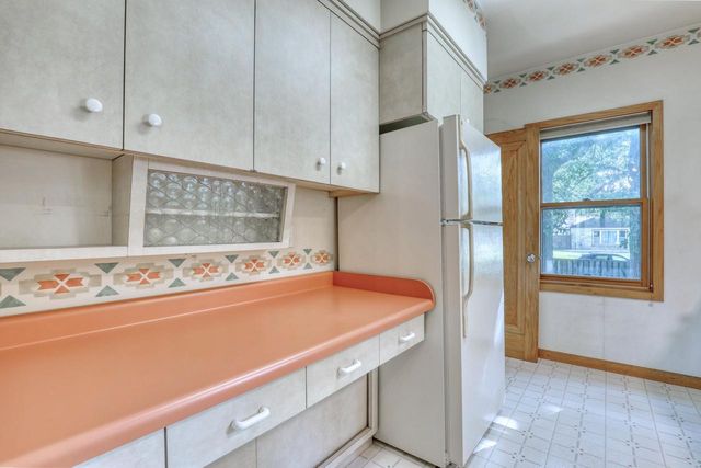 5800 W Howard AVENUE, Milwaukee, WI 53220