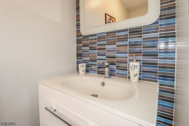 11 Borelle Sq, Sayreville Boro, NJ 08859