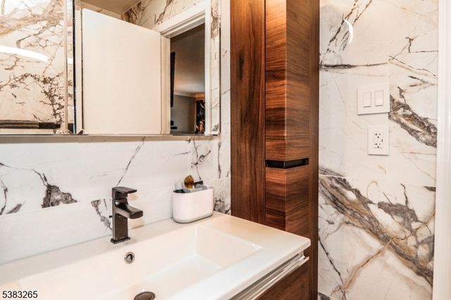 11 Borelle Sq, Sayreville Boro, NJ 08859