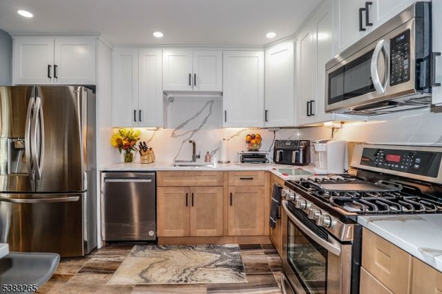 11 Borelle Sq, Sayreville Boro, NJ 08859