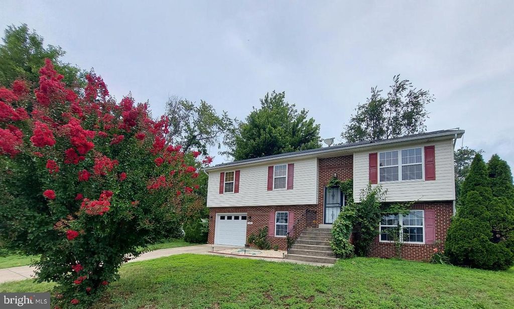 8904 BALLARD LN, Clinton, MD 20735