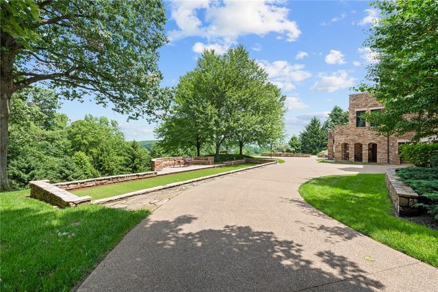 607 Fair Winds Court, Hempfield Twp, PA 15601