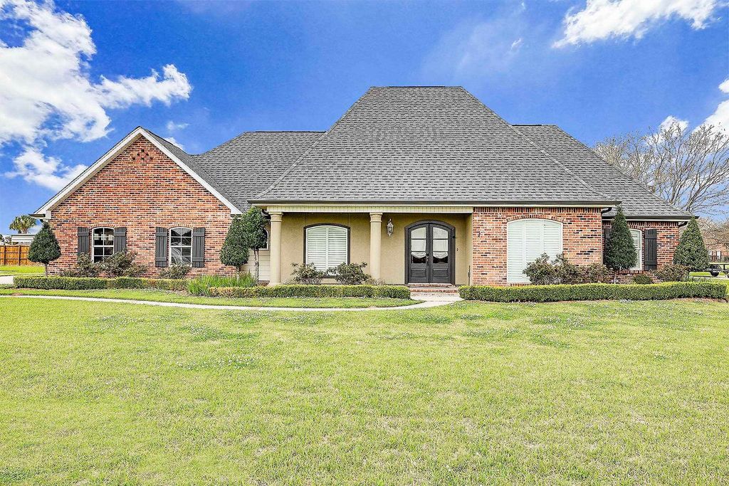 214 Lake Decade Ct, Houma, LA 70360