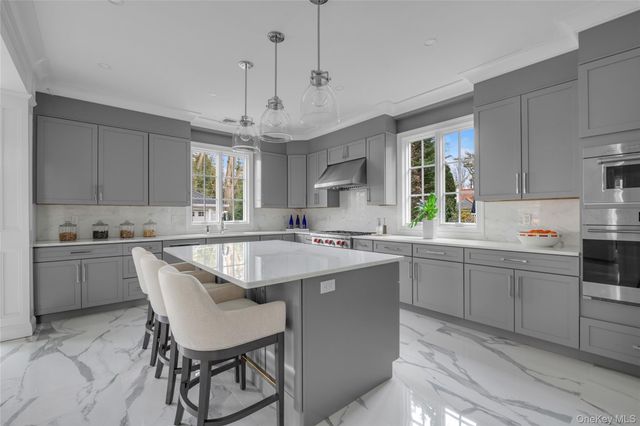 88 Plandome Court, Manhasset, NY 11030