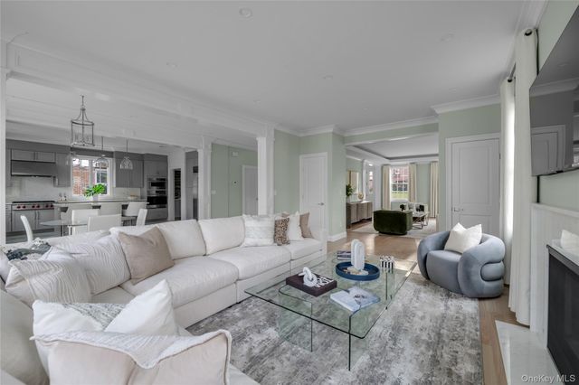 88 Plandome Court, Manhasset, NY 11030