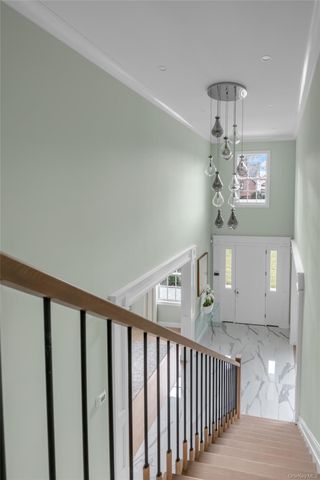 88 Plandome Court, Manhasset, NY 11030