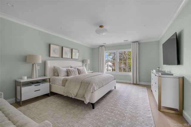 88 Plandome Court, Manhasset, NY 11030