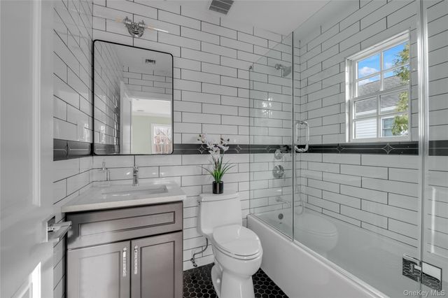 88 Plandome Court, Manhasset, NY 11030